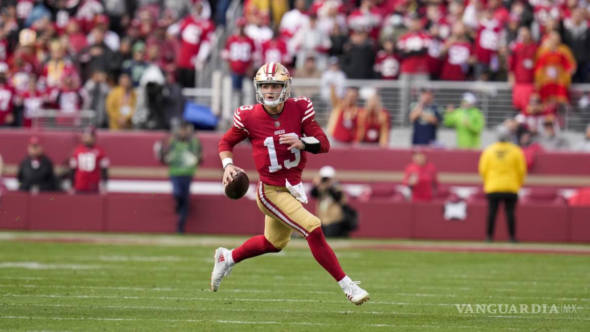 $!El quarterback de los San Francisco 49ers, Brock Purdy (13), lanza un pase contra los Seattle Seahawks en Santa Clara, California.