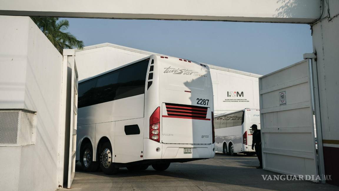 $!Agentes de migración en un centro en las afueras de Villahermosa, Tamaulipas, México reciben autobuses con migrantes traídos desde México.