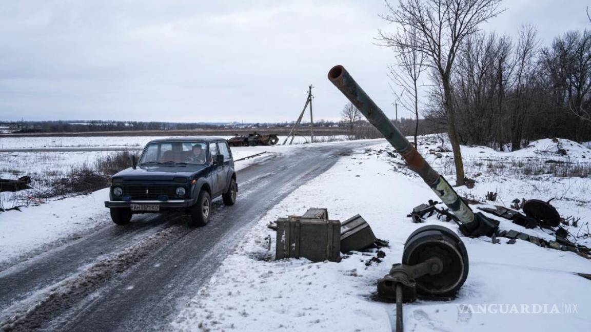 $!Un auto pasa junto a un tanque destruido en un antiguo puesto de las fuerzas rusas en la localidad de Ridkodub, Ucrania.