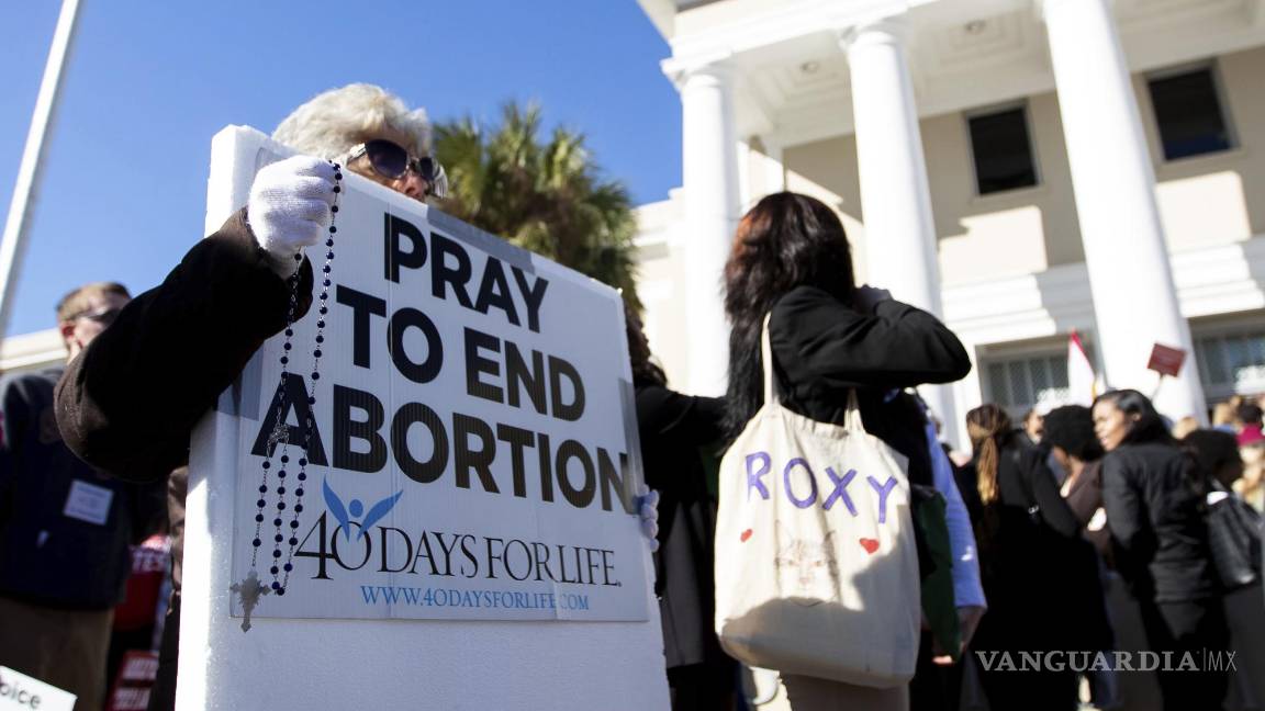 $!Una manifestante antiaborto sostiene un cartel frente a la Corte Suprema de Florida en Tallahassee.