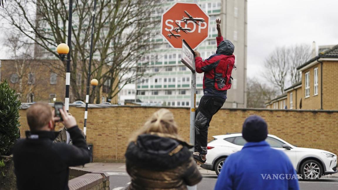 Banksy coloca obra en señal de Stop en calle de Londres y a los minutos se la roban