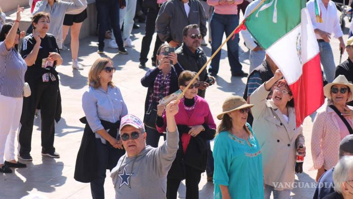 $!Más de tres mil 500 personas se concentraron en las instalaciones del INE en Torreón.