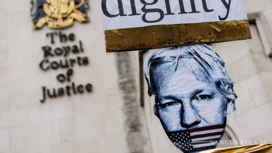 $!Activistas a favor de Assange protestan ante el Tribunal Real de Justicia antes de la vista de apelación de la extradición del fundador de WikiLeaks en Londres.