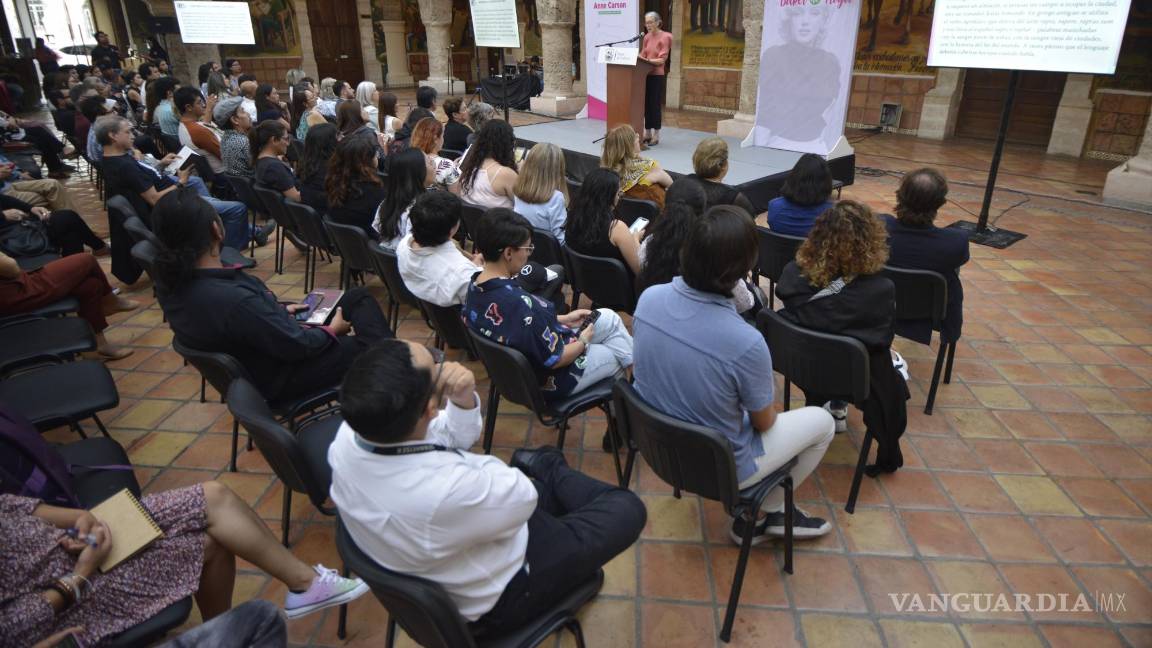 $!El CECUVAR se llenó de escritores, poetas y lectores de la obra de Carson.