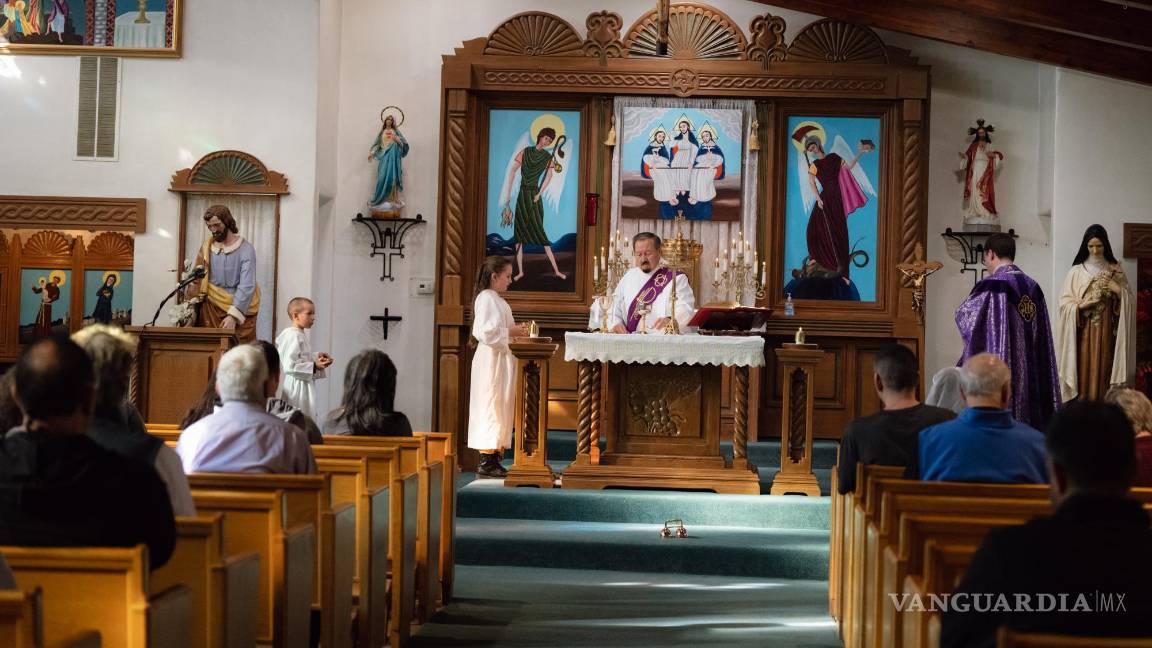 $!Larry Torres, centro, lingüista y columnista de un periódico, quien también es diácono en la iglesia parroquial Holy Trinity en Arroyo Seco, Nuevo México.
