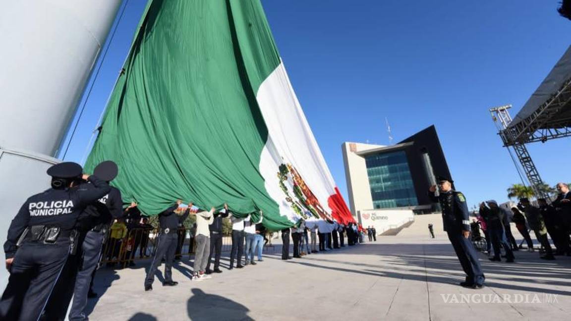 $!Antes del desfile, fue izada la gigantesca bandera.