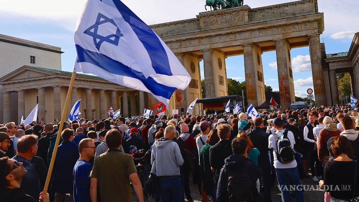 $!La gente participa en una manifestación de solidaridad con Israel en la plaza ‘Pariser Platz’ frente a la histórica Puerta de Brandenburgo, en Berlín, Alemania.