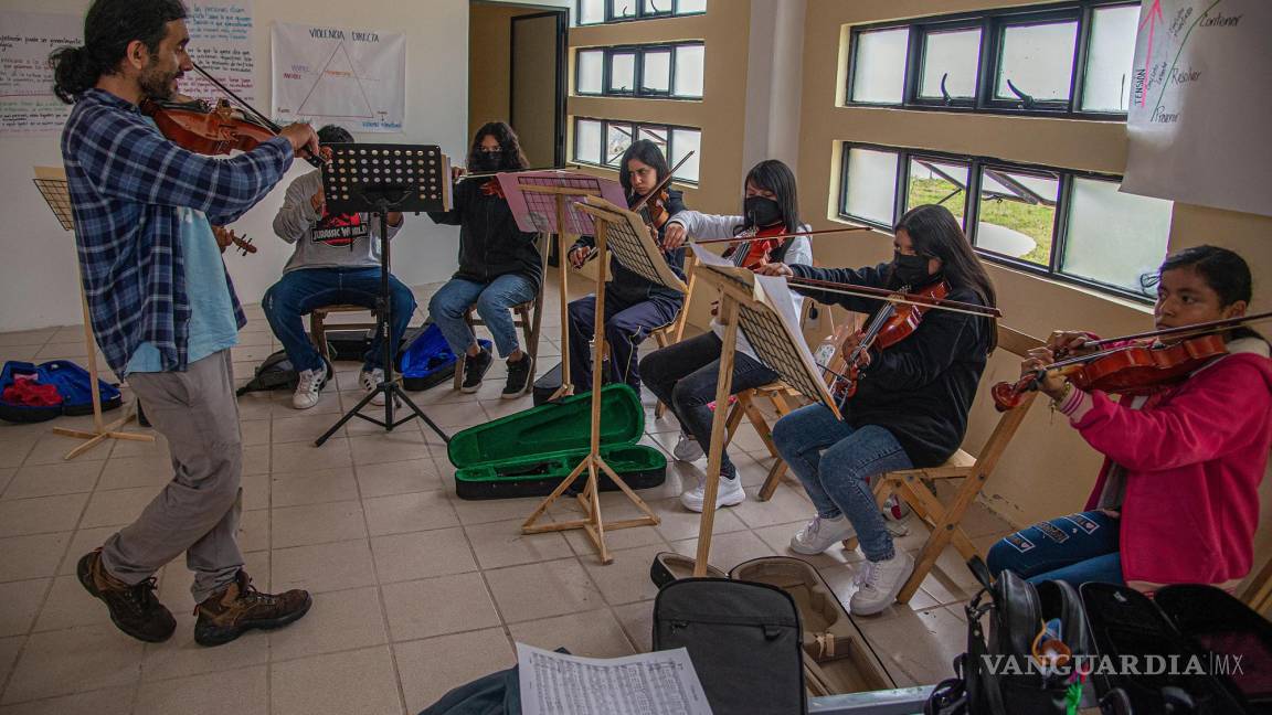 $!Jóvenes indígenas tzotziles, integrantes del proyecto musical “Por la paz de la zona norte”, ensayan en el Centro Cultural de San Cristóbal de las Casas (México).