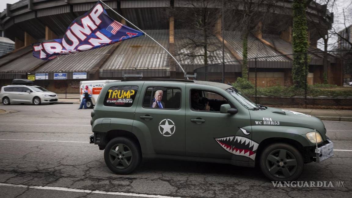 $!Un partidario del expresidente estadounidense Donald Trump pasa por uno de sus mítines de campaña del Súper Martes en Richmond, Virginia.