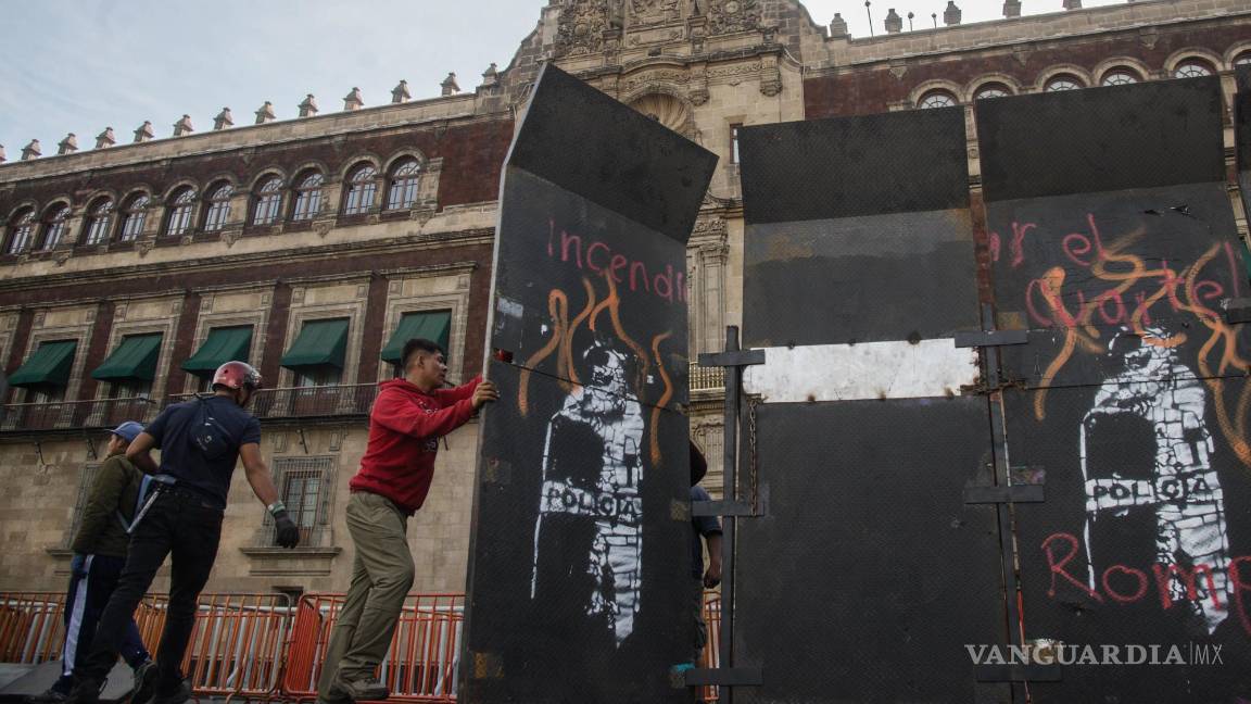 $!Con vallas metálicas comenzó el resguardo de Palacio Nacional previo a la marcha del 8M que se realiza en el marco del día internacional de la mujer | Foto: Cuartoscuro