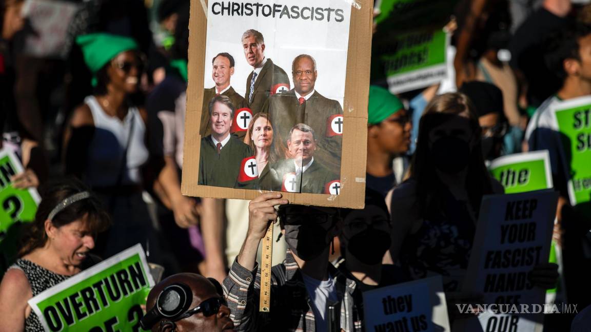 $!Una persona sostiene una pancarta que muestra a los jueces de la Corte Suprema, mientras los manifestantes a favor del aborto protestan en Los Ángeles, California.