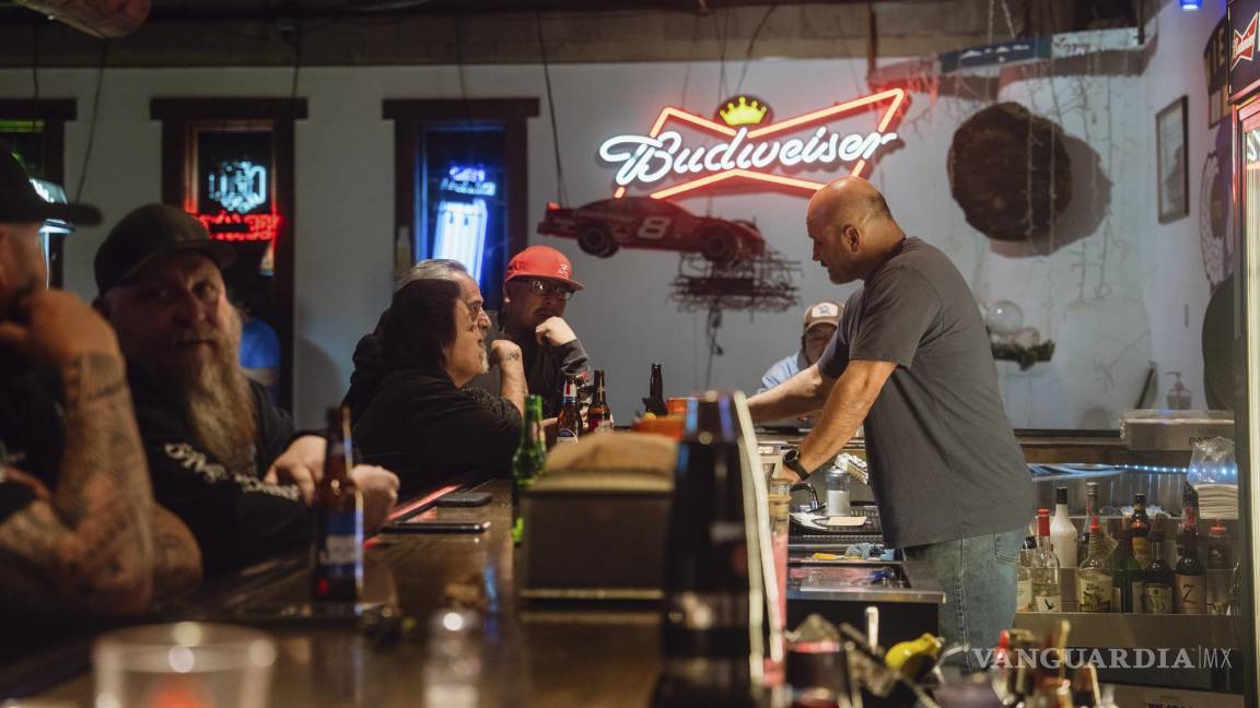 $!Mark Gallegos, a la derecha, exalcalde de Questa y propietario de El Monte Carlo, un bar en el pueblo de Questa, Nuevo México.