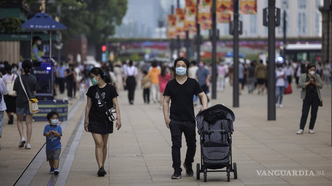 $!La gente camina por la calle Nanjing, una de las principales zonas comerciales, en el primer día de relajación de las restricciones por el COVID-19, en Shanghái, China.