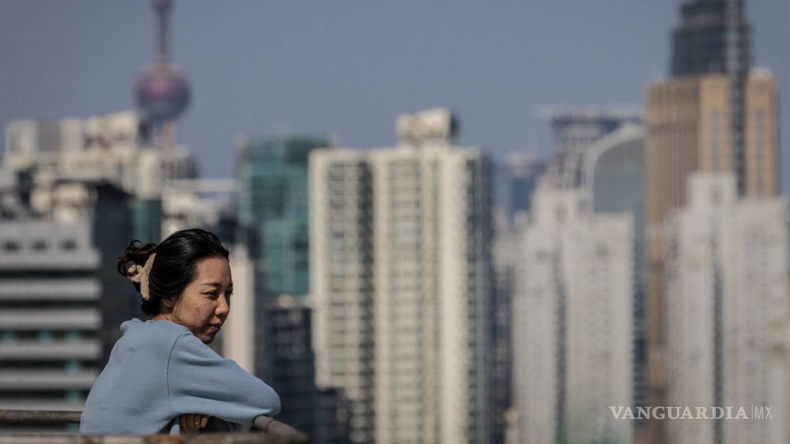 $!Una mujer en cuarentena se encuentra en su azotea en medio del bloqueo de Covid-19 en curso en Shanghái, China.