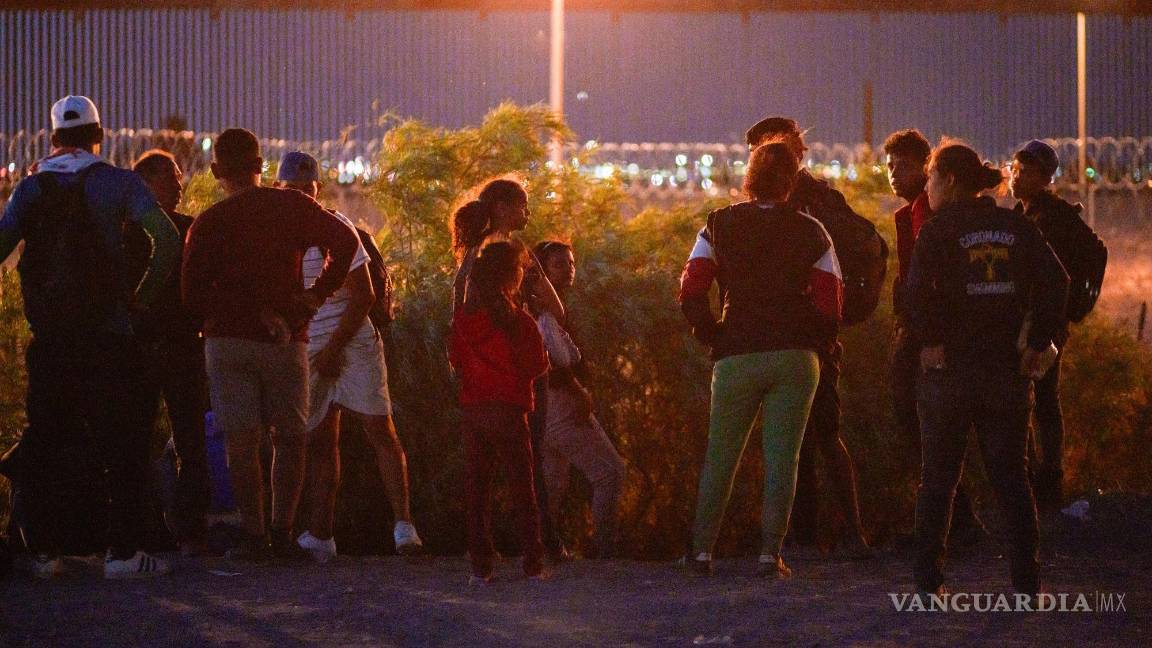 $!Los migrantes buscan un lugar para cruzar la frontera entre Estados Unidos y México en Ciudad Juárez, México.
