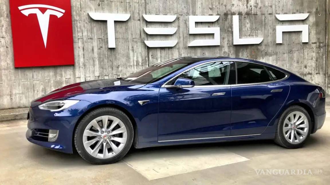Anuncia Tesla más bajas de precios en EU para acceder a subsidios