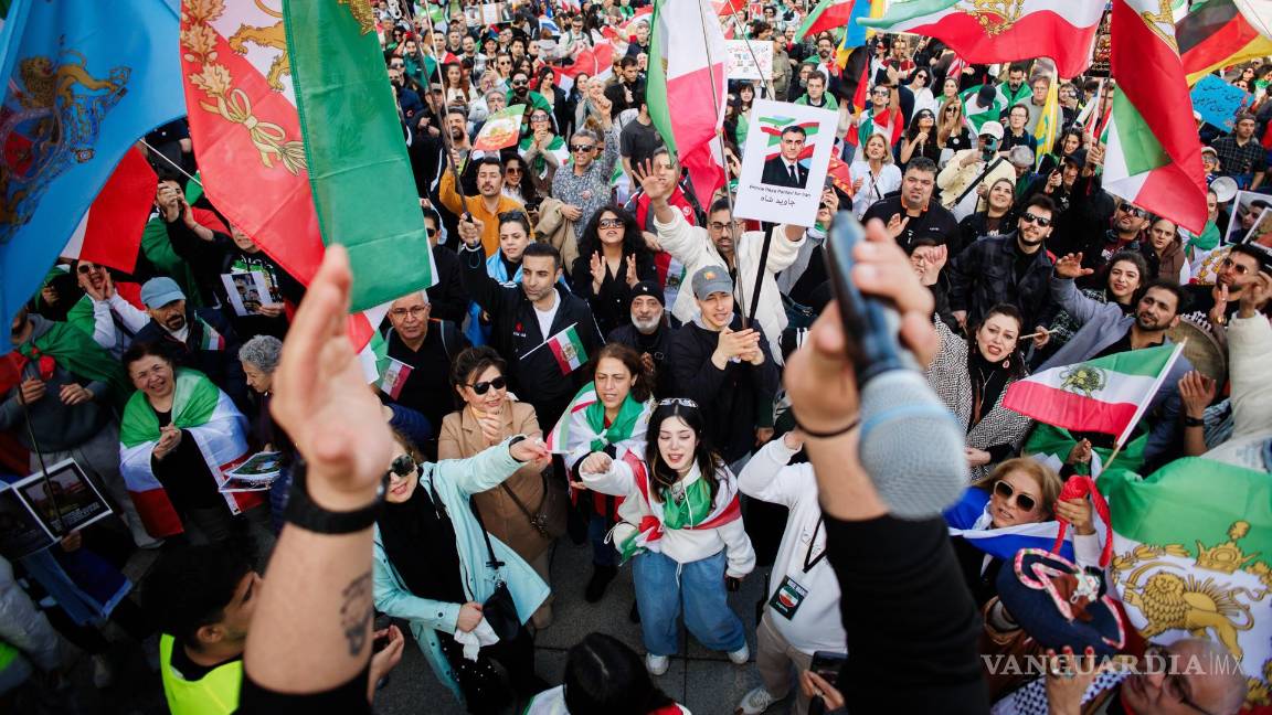 $!Participantes durante una manifestación de iraníes exiliados en la Potsdamer Platz de Berlín. La manifestación tuvo lugar bajo el lema “Libertad para Irán”.