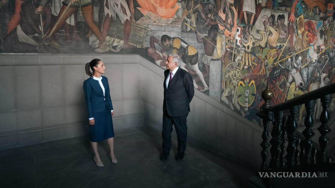 $!Claudia Sheinbaum, Presidenta Electa, observa con Andrés Manuel López Obrador, Presidente de México, los murales de Palacio Nacional, los políticos sostuvieron un encuentro para definir el proceso de transición | Foto: Cuartoscuro