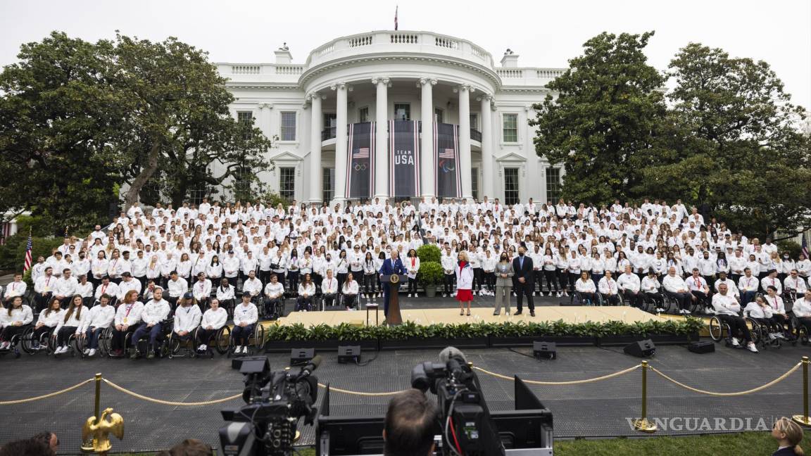$![Washington (United States), 04/05/2022.- US President Joe Biden (C) welcomes Olympians from Team]
