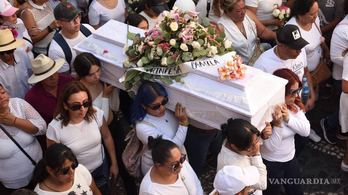 $!Familiares y pobladores de Taxco, Guerrero, se dieron cita para dar el último adiós a la “Princesa Camila”, menor de ocho años asesinada en días pasados en la localidad por dos presuntos secuestradores. El caso ocasionó que pobladores lincharan a los detenidos, lo que ocasionó el fallecimiento de una mujer debido a los golpes. FOTO: CUARTOSCURO