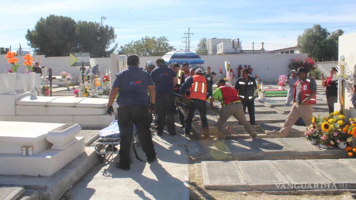 Saltillo: mujer cae dentro de fosa en panteón de Santo Cristo y autoridades la rescatan