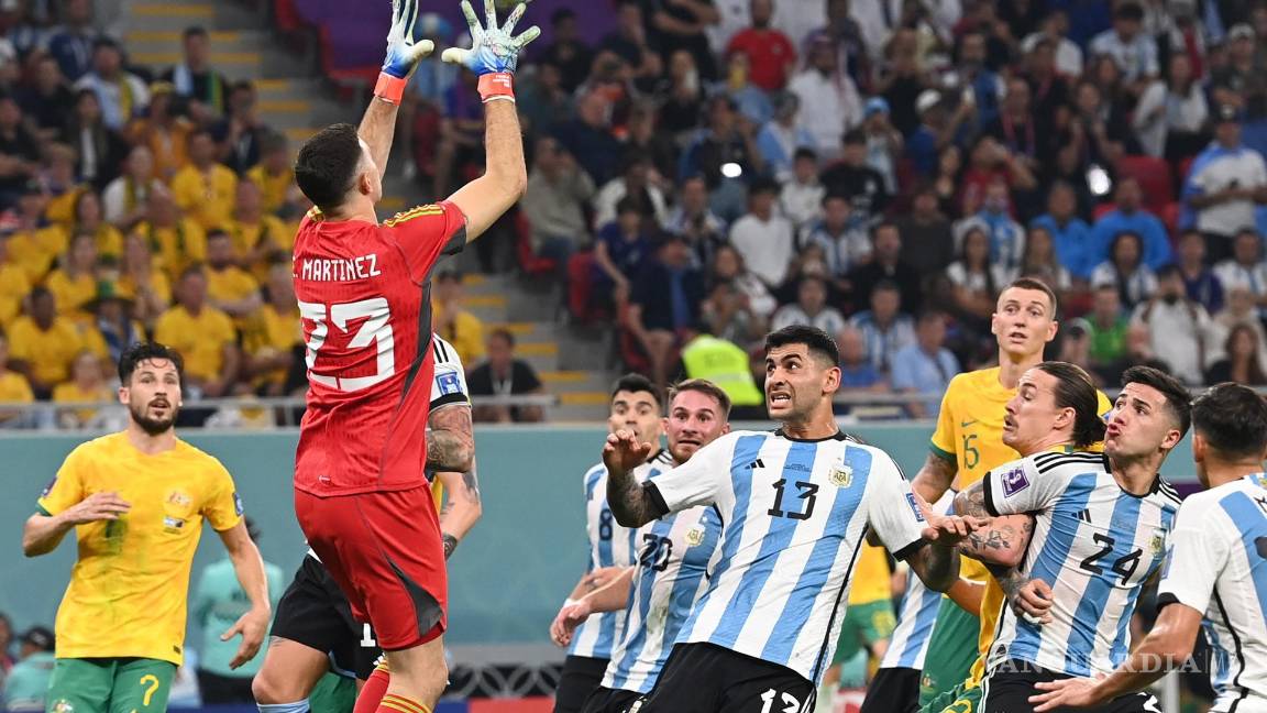 $!Emiliano Martínez en una salida para encontrarse con el balón.