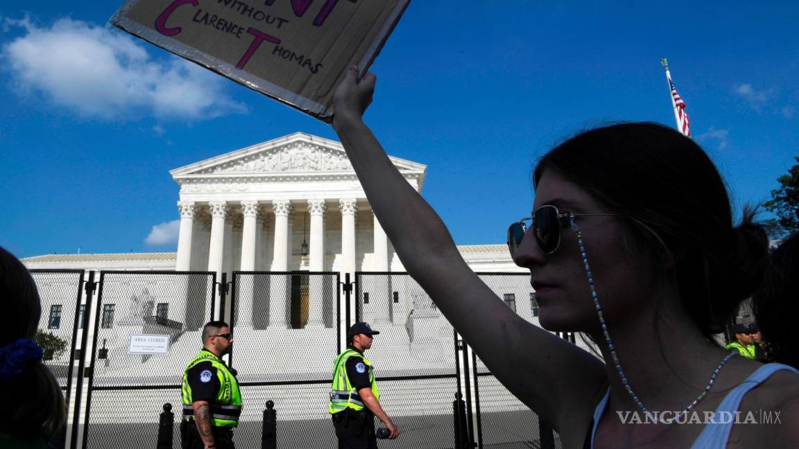 $!Una mujer sostiene una pancarta que dice No puedes deletrear coño sin Clarence Thomas en alusión al juez del Tribunal Supremo en Washington.