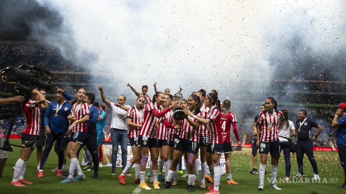 $!Jugadoras de Chivas de Guadalajara festejan al final del partido la victoria ante Rayadas de Monterrey.