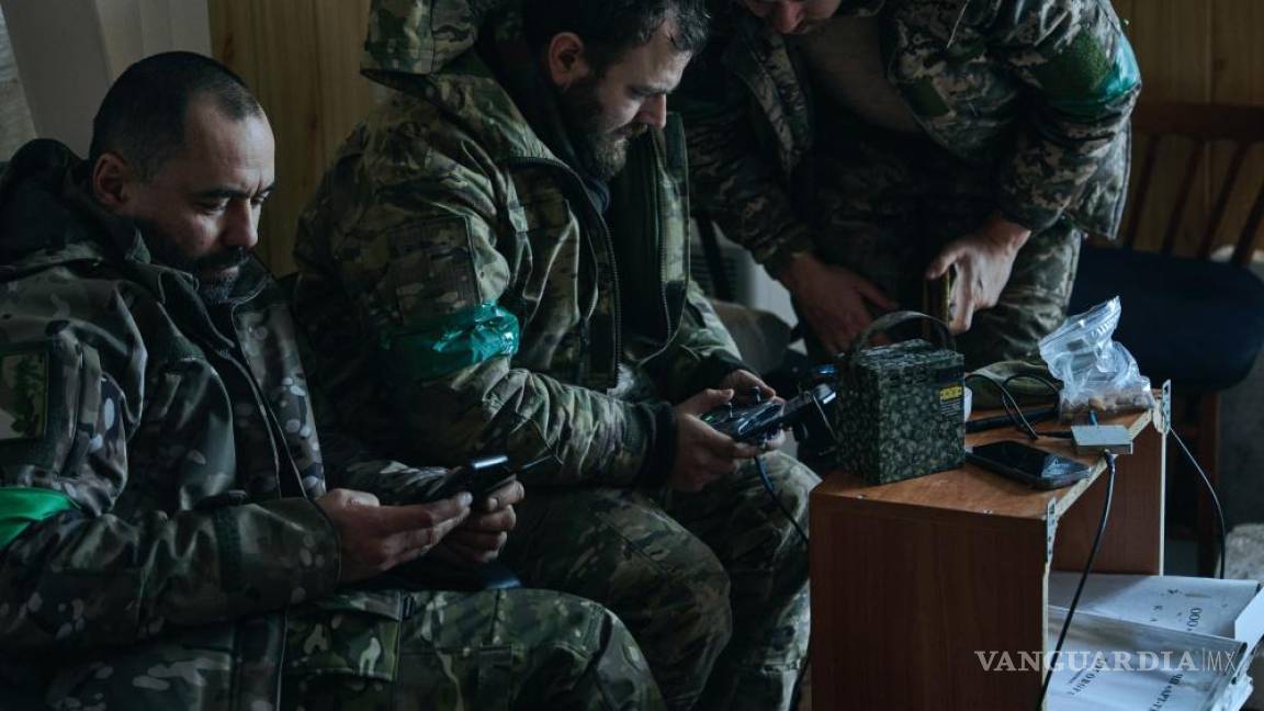 $!Soldados ucranianos verifican la situación usando un dron en Bakhmut, región de Donetsk, Ucrania.