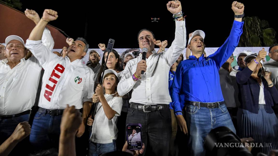 $!Los dirigentes nacionales de PRI, PAN y PRD acompañaron a Manolo Jiménez en el festejo.