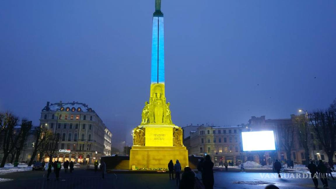 Por el aniversario del primer año de la guerra en Ucrania, instituciones y monumentos se iluminan de bandera ucraniana