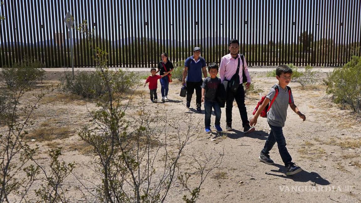 Los cruces ilegales de familias migrantes en la frontera entre Estados Unidos y México alcanzan su máximo histórico