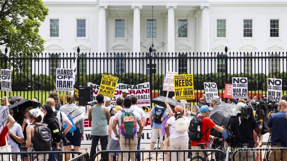 $!Manifestantes expresan su oposición a la decisión del presidente estadounidense Donald Trump de bombardear tres sitios nucleares en Irán, frente a la Casa Blanca.
