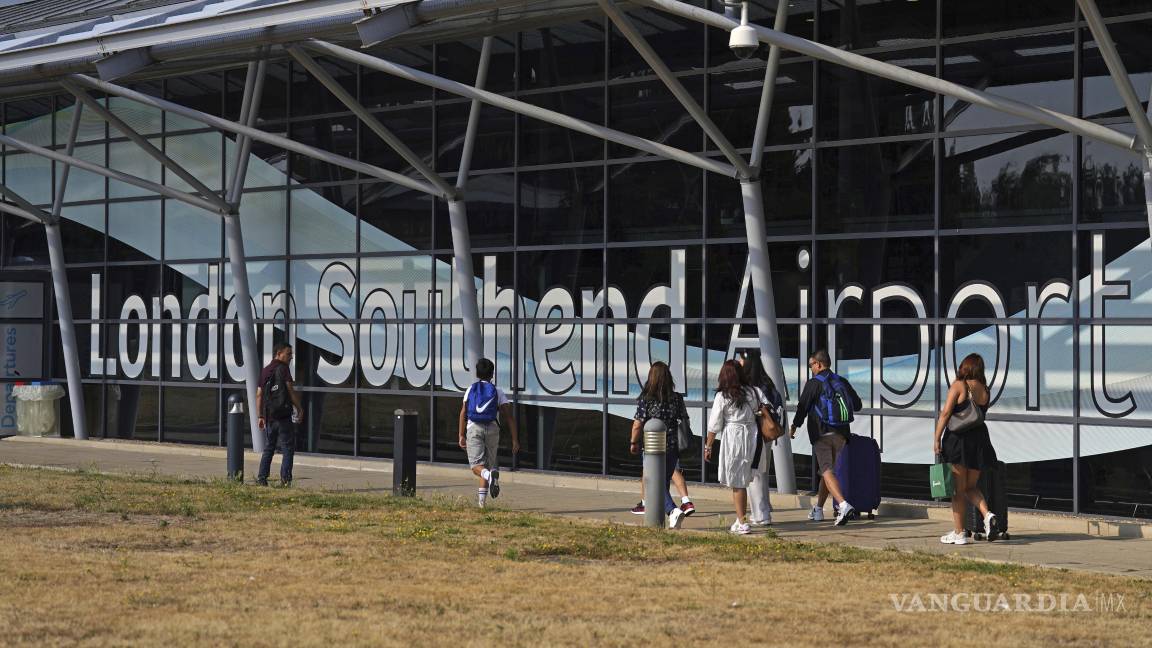 Mueren 4 personas tras desplomarse avioneta en aeropuerto de Londres