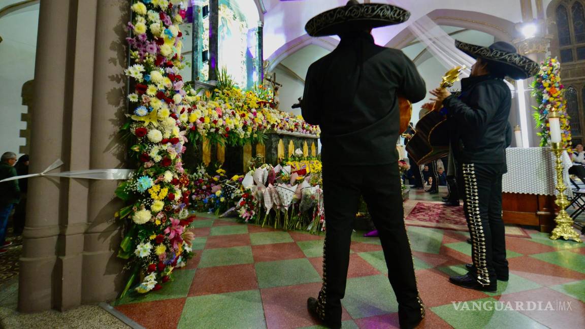 $!A medianoche, el mariachi entonó las mañanitas mientras los fieles cantaban con devoción.