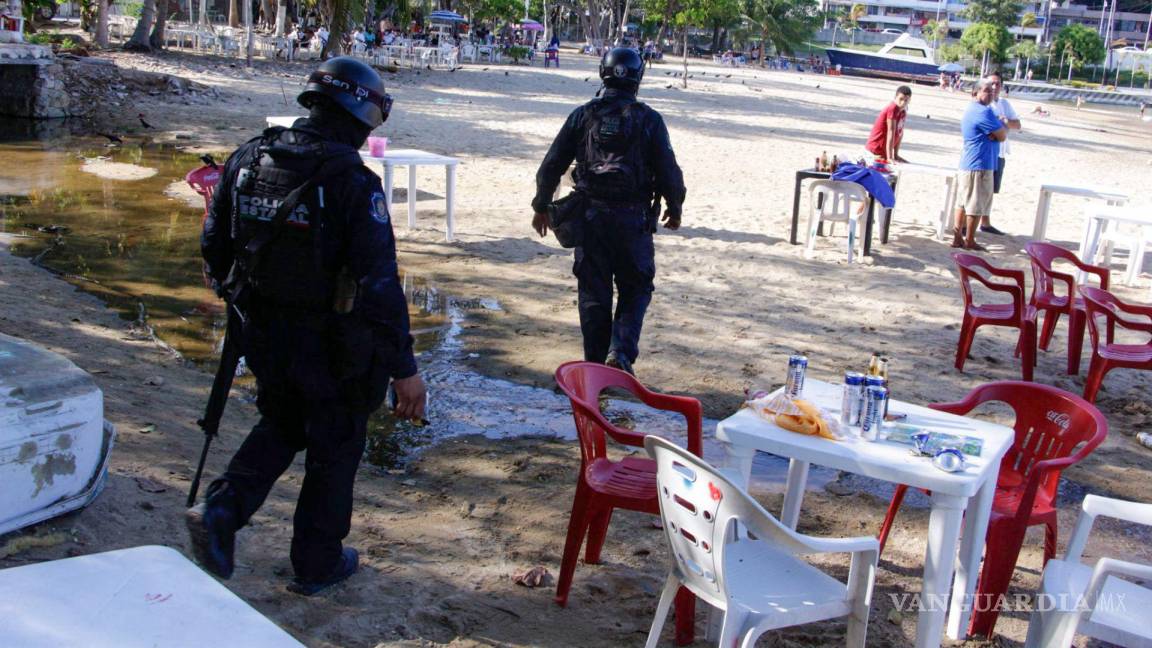 $!En las imágenes se observa cómo las personas que estaban bañándose en la playa Manzanillo salen buscando refugiarse de los balazos.