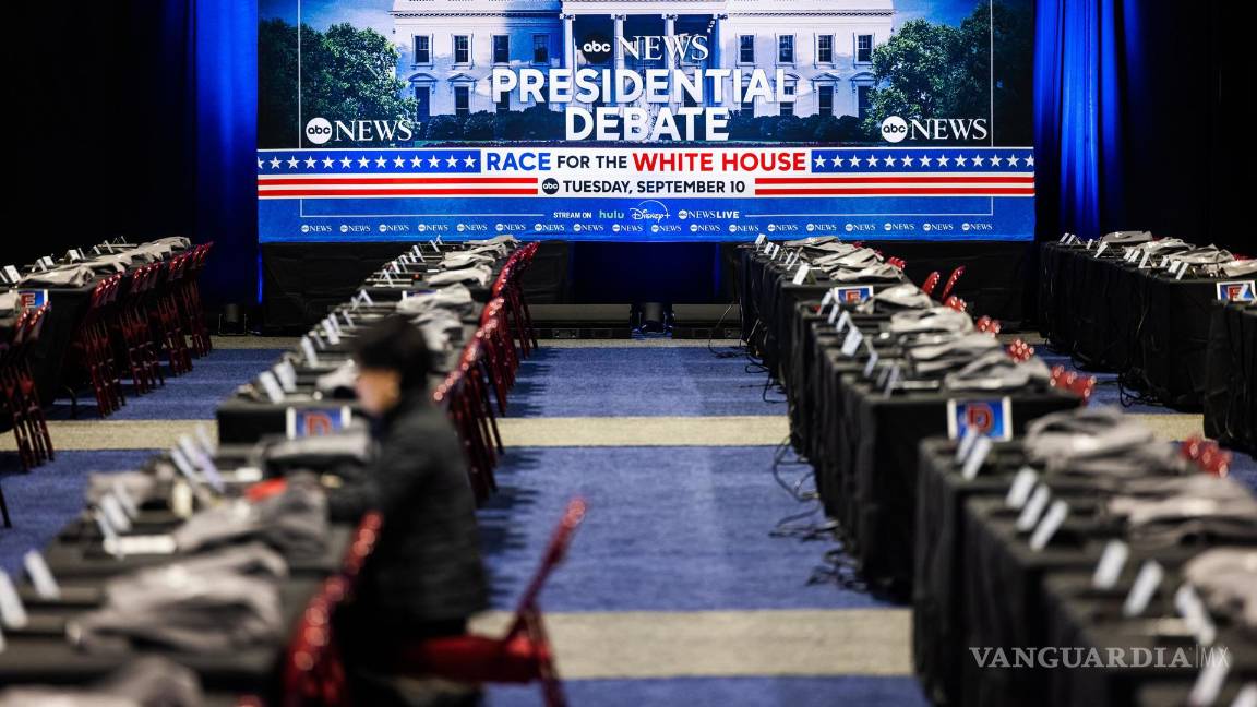 $!Un cartel que anuncia el próximo debate presidencial entre Donald Trump y Kamala Harris en el archivo de prensa del debate en Filadelfia.