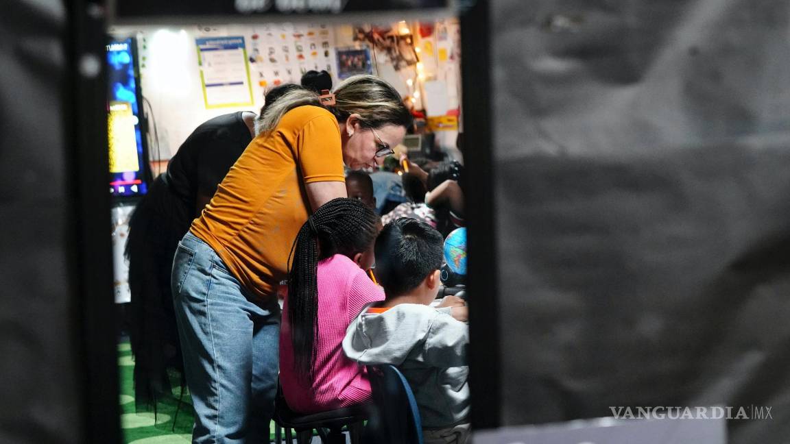 $!Zhour Boutyebi, quien ayuda en las aulas, trabaja con estudiantes en la clase de matemáticas de segundo grado en la Academia Place Bridge en Denver.