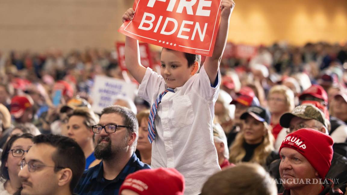 $!Un joven sostiene un cartel mientras el candidato presidencial republicano, el expresidente Donald Trump, habla en un mitin en Green Bay, Wisconsin.