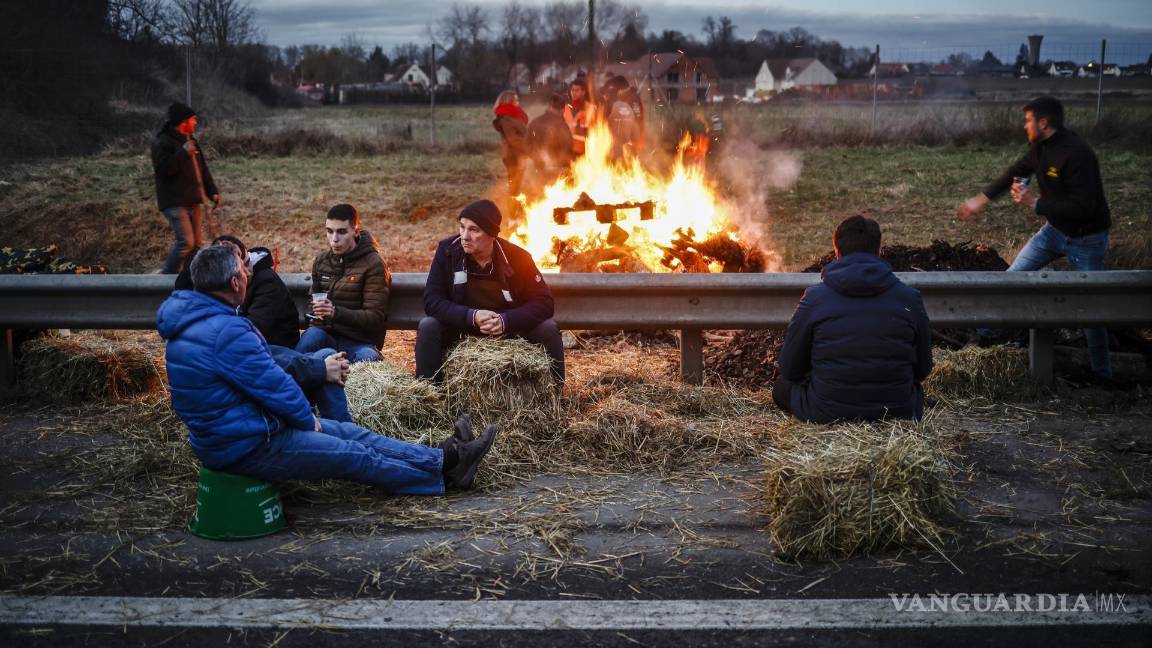 $!Trabajadores agrícolas acampan en la carretera A4, en Jossigny, cerca de París.
