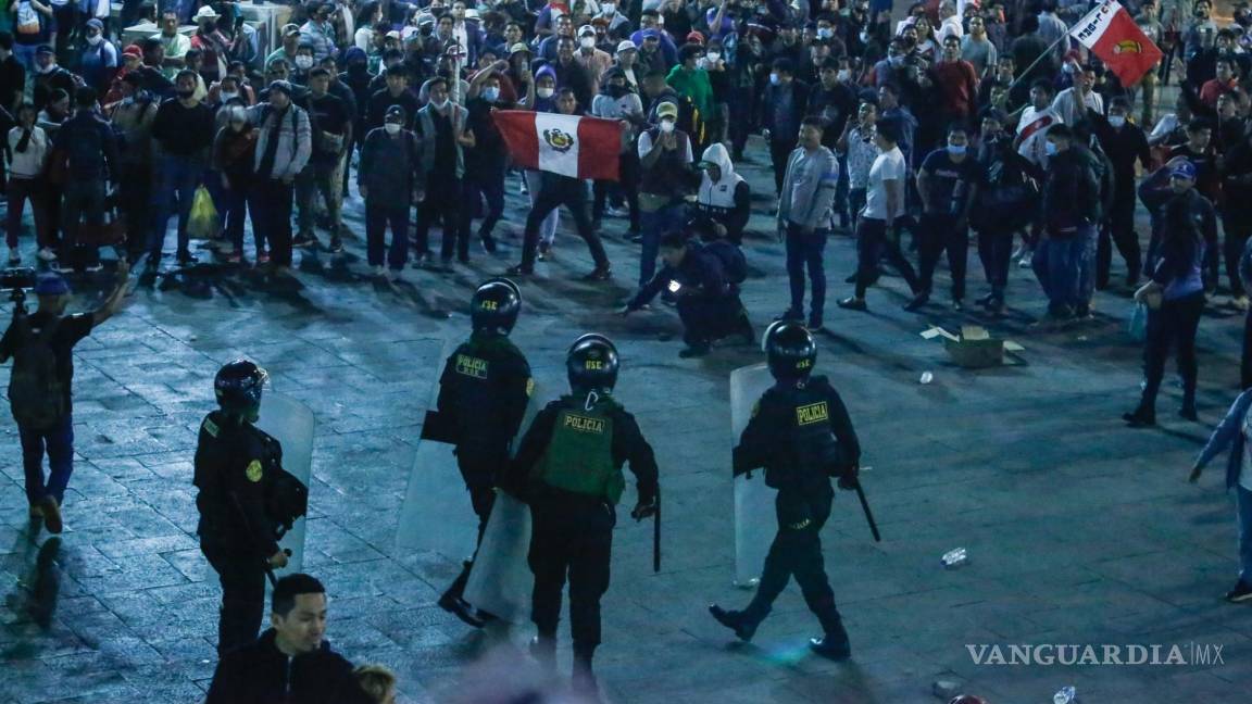 $!Arrecian protestas en Perú, suman siete muertos; cierran aeropuerto y suspenden tren a Machu Picchu