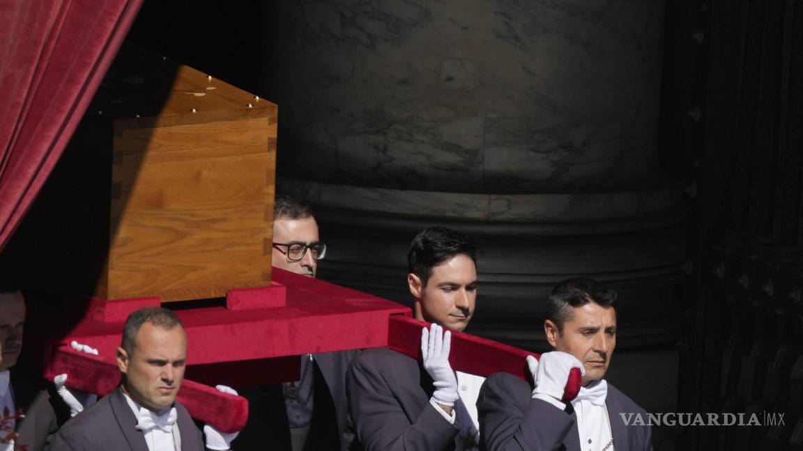 $!El féretro del papa Francisco sale de la basílica de San Pedro del Vaticano a hombros de los porteadores para su funeral.