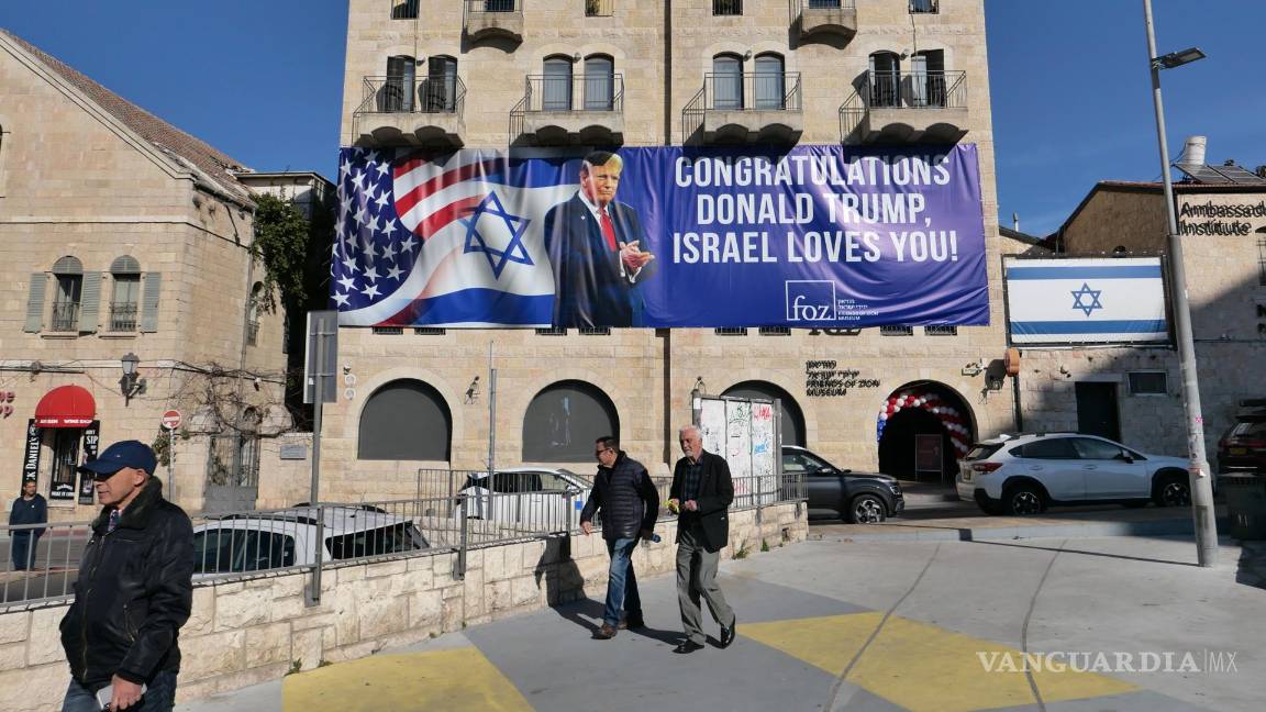 $!La gente pasa junto a un gran cartel que felicita al presidente estadounidense Donald Trump, en Jerusalén.