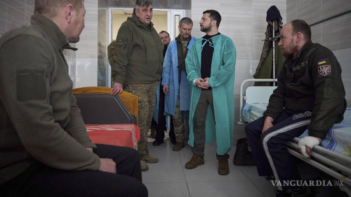 $!El presidente ucraniano Volodímir Zelenski (C-R) hablando con militares heridos mientras visita un hospital militar.