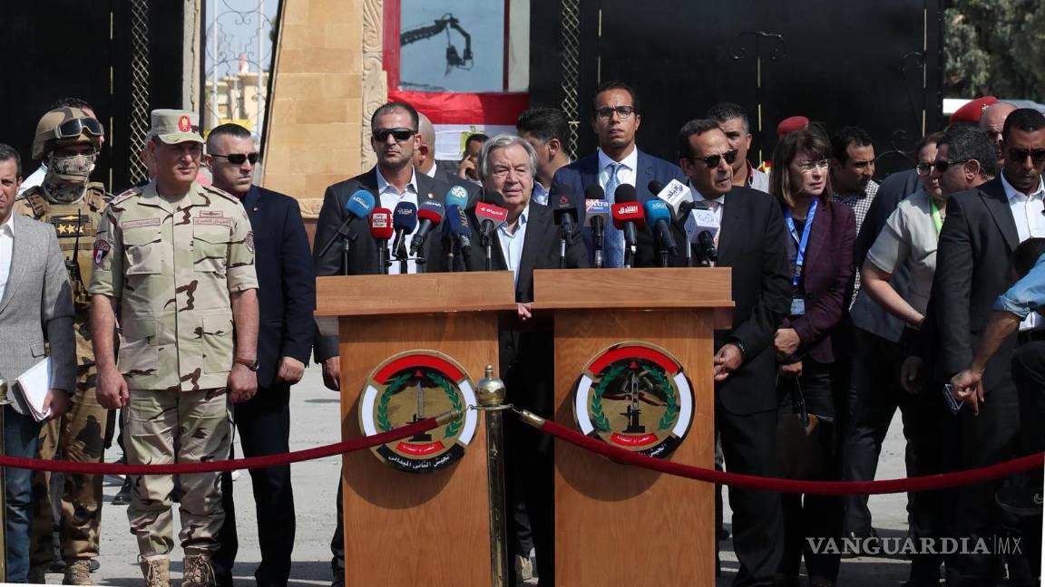 $!El Secretario General de la ONU, Antonio Guterres (C), da una conferencia de prensa en la puerta fronteriza de Rafah, entre Egipto y Gaza, en Rafah.