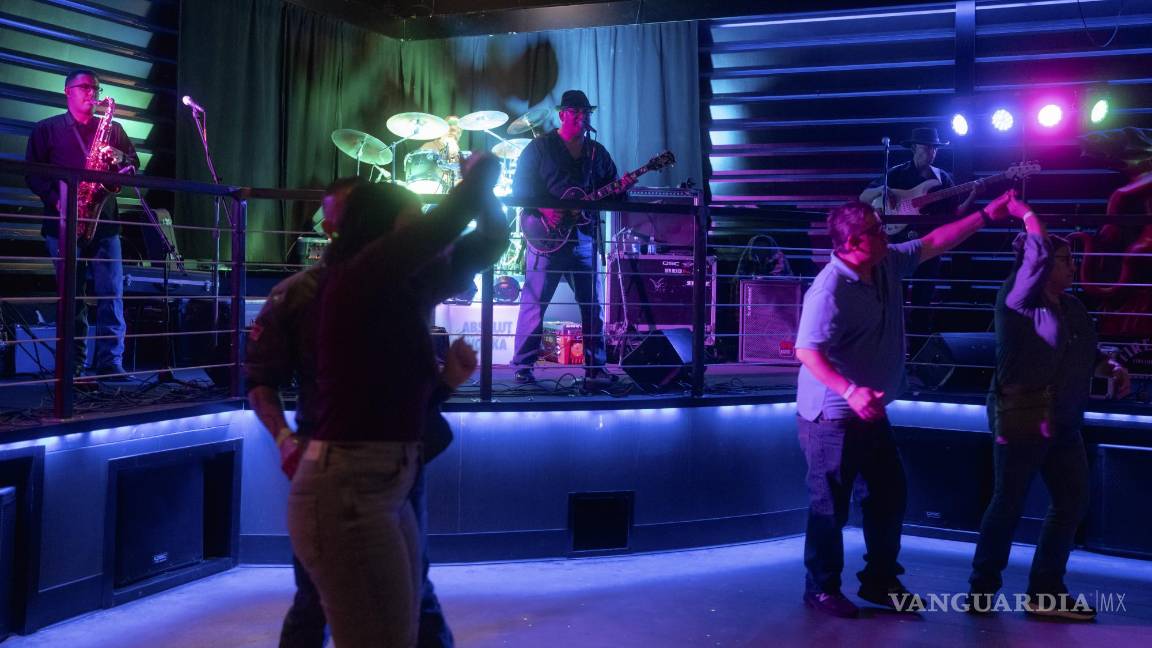 $!Los clientes bailan mientras la banda Sangre Joven toca en Buffalo Thunder Resort Casino en Santa Fe, Nuevo México.