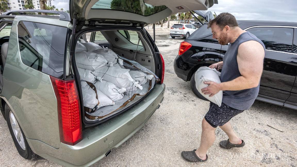 $!Los residentes de Bonita Beach están recolectando bolsas de arena mientras la ciudad se prepara para el huracán Milton en Bonita Beach, Florida.