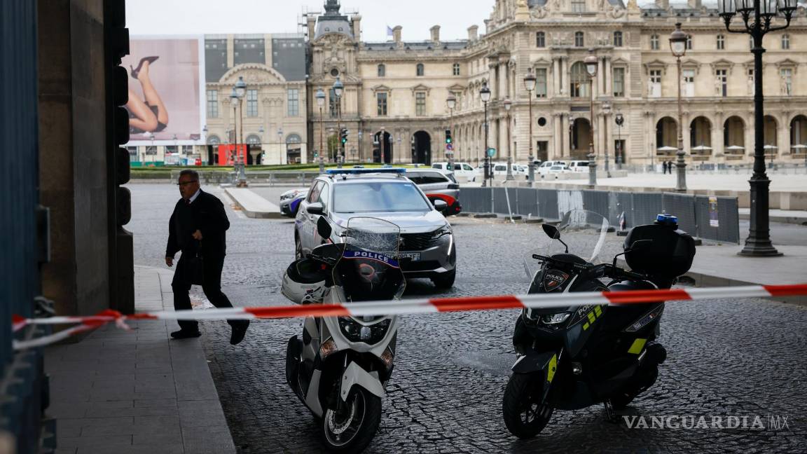 $!Vehículos de la policía mientras agentes vigilan afuera del Museo del Louvre durante una evacuación luego de que recibieron una amenaza de bomba.