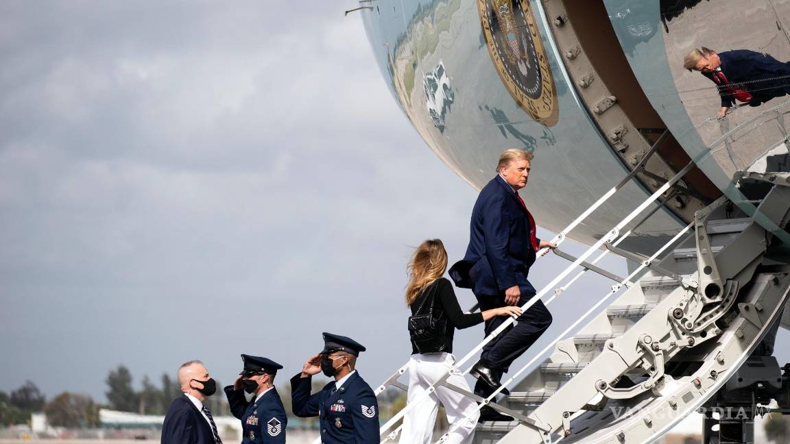 $!El entonces presidente Donald Trump y la primera dama Melania Trump abordan el Air Force One en West Palm Beach, Florida, el 31 de diciembre de 2020.