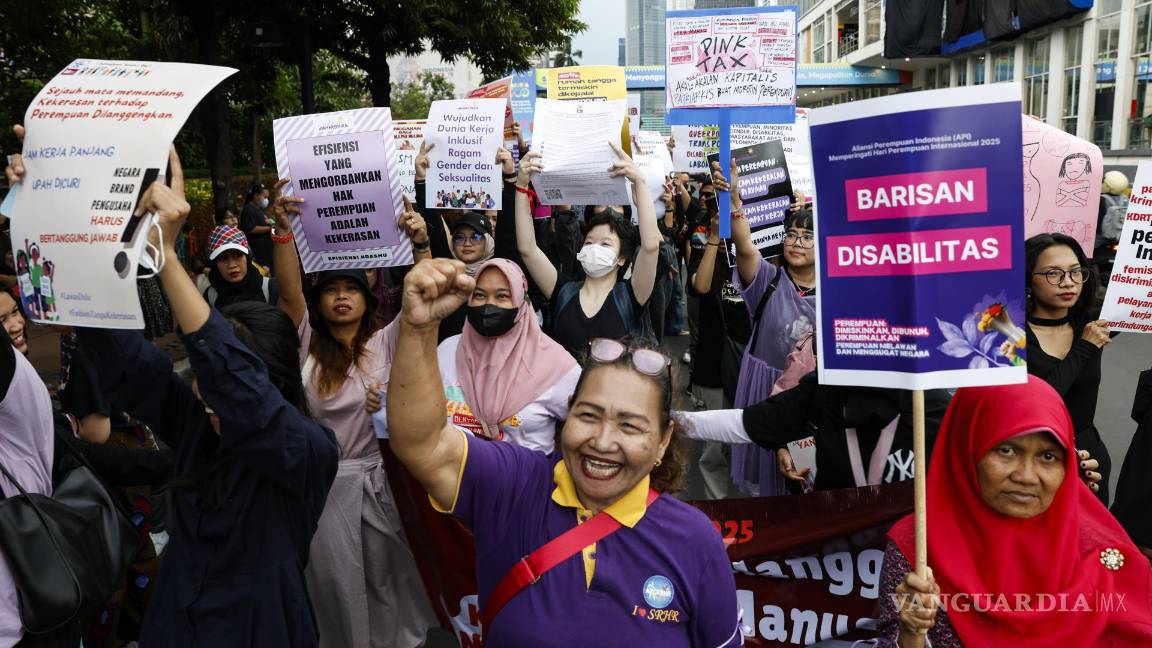 $!Mujeres participan en una marcha por el Día Internacional de la Mujer en Yakarta, Indonesia